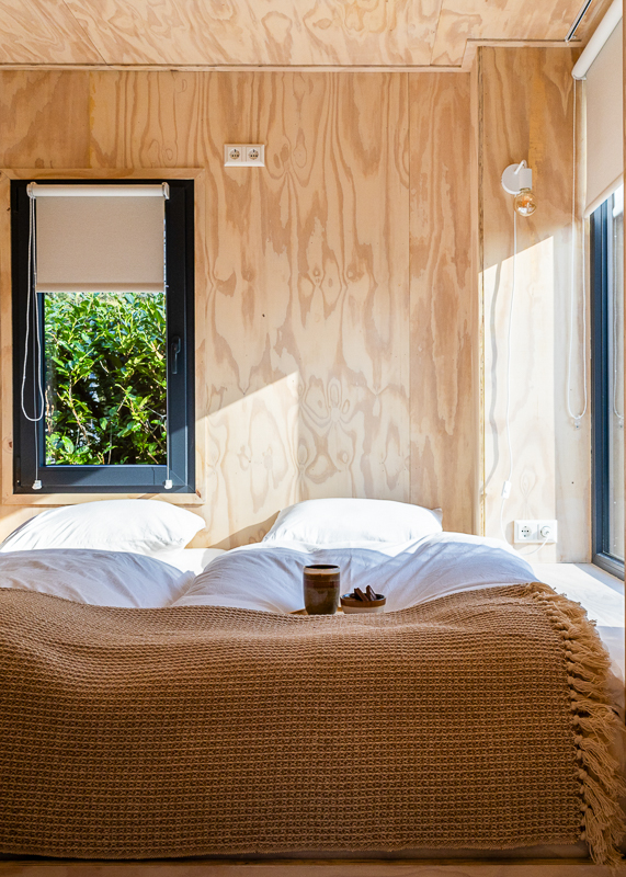 cosi-tiny-house-veluwe-epe-slaapkamer-zonlicht