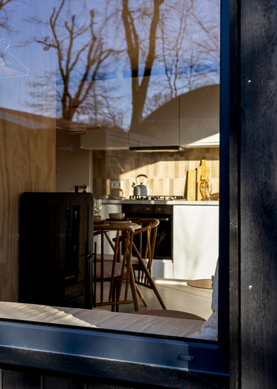cosi-tiny-house-veluwe-epe-zitje-in-het-raam